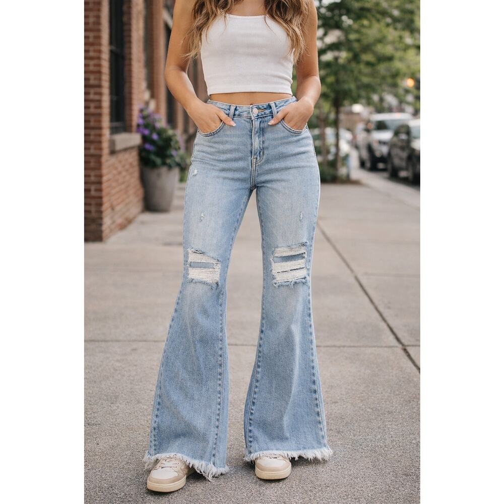 Hidden LA Women's Blue Distressed Straight Jeans 26. Die Spot below label & hem.